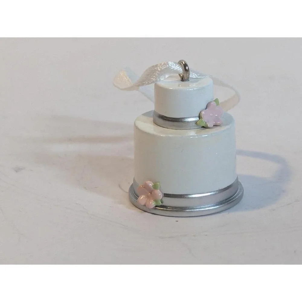 Hallmark Keepsake Cute‎ Lil Cake Ornament